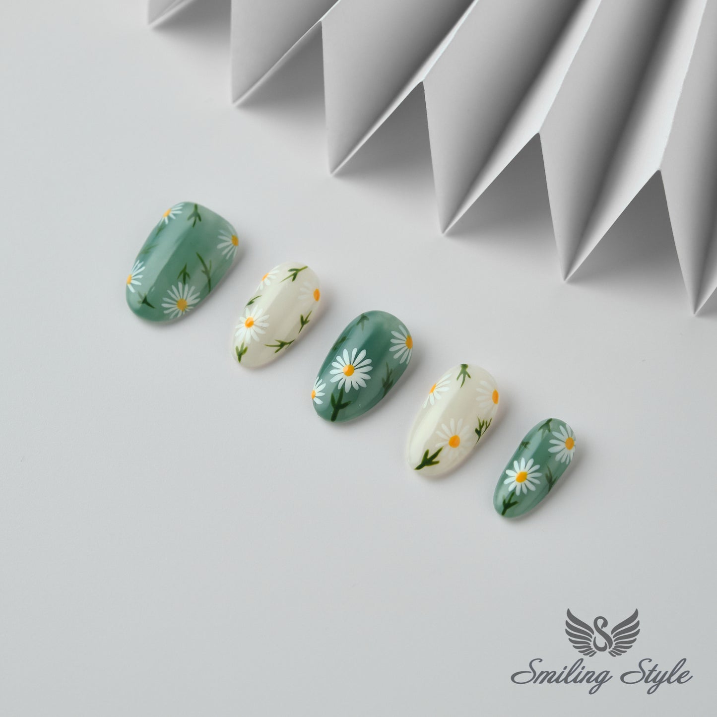 Rural Time Daisys Press On Nails by SMILINGSTYLE | Luxury Fake Nails | Reusable Nails | Handmade Nails